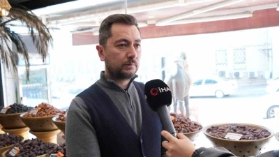 Hurmacı Ahmet &Ouml;zkan uyardı: "Kud&uuml;s hurması adı altında İsrail menşeli &uuml;r&uuml;nler satılmakta"
