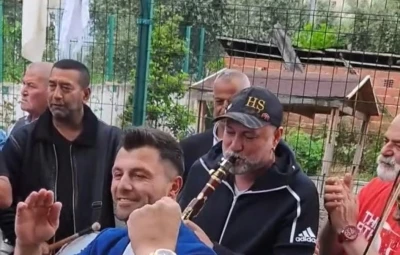 H&uuml;sn&uuml; Şenlendirici İznik&rsquo;te arkadaşının d&uuml;ğ&uuml;n&uuml;ne katıldı
