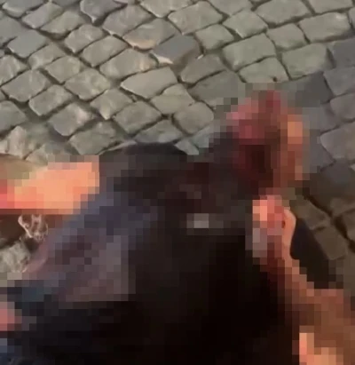 Husumetli olduğu akrabasının boğazını kesip kahvehanenin &ouml;n&uuml;ne attı
