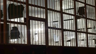 Husumetlisinin iş yerinin camlarını kırdı, emniyete gidip teslim oldu
