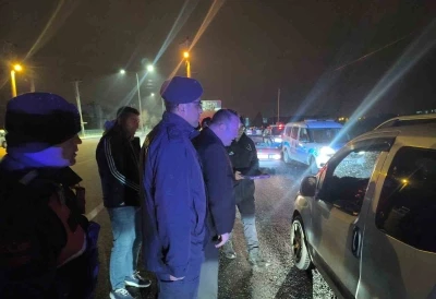 Huzur ve asayiş denetiminde vatandaşlara &ccedil;ikolata ve &ccedil;ay ikramı
