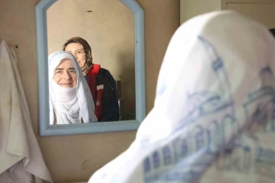 Huzurevi sakini Saadet teyze doğup büyüdüğü evi görünce gözyaşlarını tutamadı
