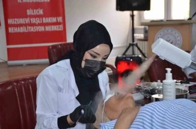 Huzurevi sakinlerine Anneler G&uuml;n&uuml;&rsquo;nde anlamlı dokunuş
