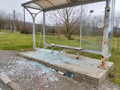 Huzurevi sakinlerinin kullandığı otob&uuml;s durağının camlarını kırdılar
