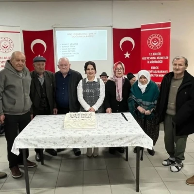 Huzurevinde duygulandıran doğum g&uuml;n&uuml; kutlaması

