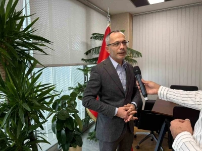 İBB hafriyat alanı ilan edilen Mavi Göl yolunu asfaltladı, meclis üyesi Zeki Koç tepki gösterdi
