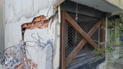 İBB yıkımında kolon patladı iddiası: Bina m&uuml;h&uuml;rlendi, 4 aile sokakta kaldı