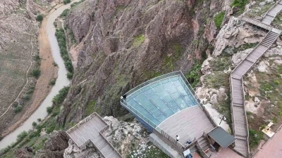 İ&ccedil; Anadolu&rsquo;nun en y&uuml;ksek cam terası dizleri titretiyor
