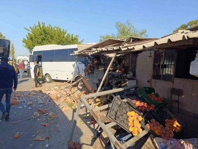 İçerisinde 23 öğrencinin bulunduğu servis kaza yaptı
