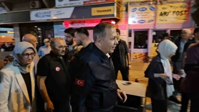İçişleri Bakanı Ali Yerlikaya 6.1’lik depremin yaşandığı Sındırgıda açıklamalarda bulundu

