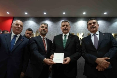 İ&ccedil;işleri Bakanı &Ccedil;ift&ccedil;i, AK Parti &uuml;yelik giriş beyannamesini imzaladı

