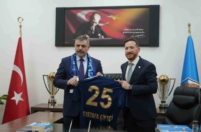 İ&ccedil;işleri Bakanı &Ccedil;ift&ccedil;i&rsquo;den Erzurumspor&rsquo;a tebrik ziyareti
