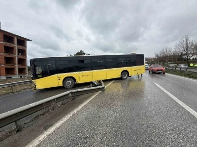 İETT otob&uuml;s&uuml; bariyere &ccedil;arparak yoldan &ccedil;ıktı: 5 yaralı
