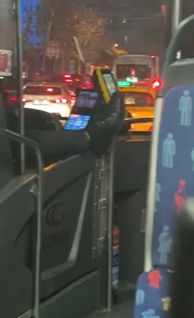 İETT otobüsünde şok eden olay kameraya yansıdı: Şoför ayağını akbil basma alanına uzatarak araç kullandı
