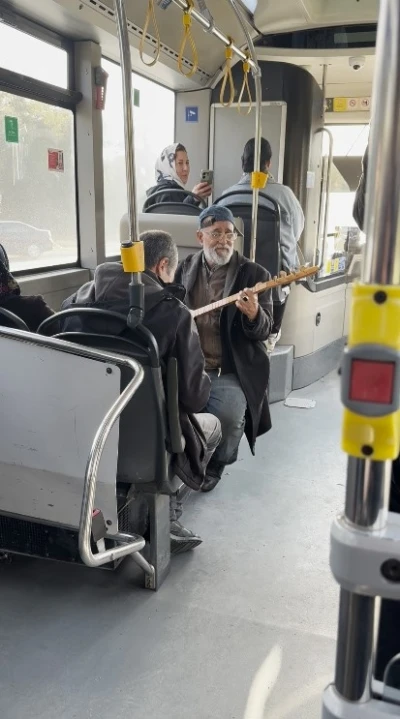 İETT otobüsünde türkü molası: Yolcular hem şaşırdı hem keyif aldı
