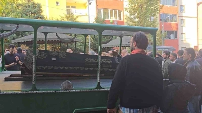 İETT otobüsünün çarpması sonucu hayatını kaybeden 2 çocuk annesi Deniz Şengül toprağa verildi
