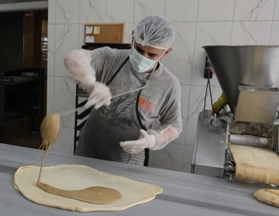 İftar ve sahur sofralarının vazge&ccedil;ilmezi tahinli pide ilgi g&ouml;r&uuml;yor

