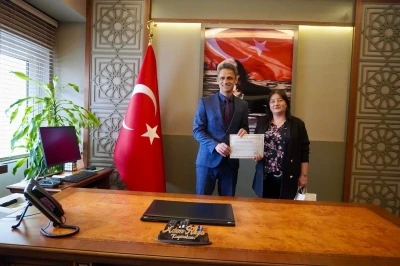 İHA muhabiri hem işini yaptı hem de en &ccedil;ok kitap okuyarak &ouml;d&uuml;llendirildi
