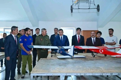 İHA yarışmalarında g&ouml;rev alacak pilotların eğitim g&ouml;rd&uuml;ğ&uuml; merkeze Vali Yılmaz&rsquo;dan ziyaret
