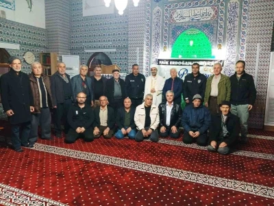 İhbar &uuml;zerine camiye gelen polisler s&uuml;rpriz kutlamayla karşılaştı
