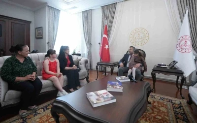 İhlas Haber Ajansı&rsquo;nın haberiyle t&uuml;m T&uuml;rkiye&rsquo;nin tanıdığı g&ouml;rme engelli k&uuml;&ccedil;&uuml;k m&uuml;zisyen Nil, Milli Eğitim Bakanı Tekin&rsquo;in ziyaret etti
