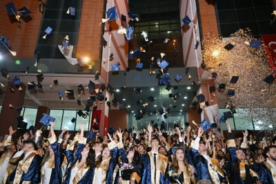 İİBF ve Teknoloji Fak&uuml;ltesinde mezuniyet sevinci
