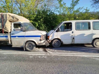İki ara&ccedil; kafa kafaya &ccedil;arpıştı, 1 yaralı
