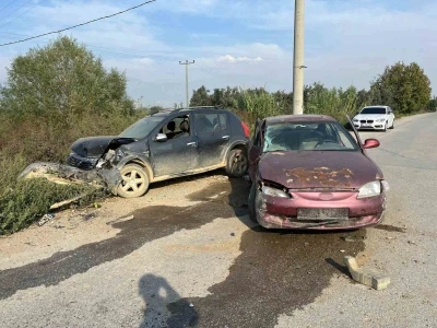 İki araç kafa kafaya çarpıştı: 2 yaralı
