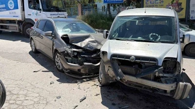İki aracın &ccedil;arpıştığı kazada 5 kişi yaralandı
