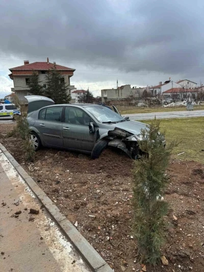 İki aracın &ccedil;arpıştığı kazada şans eseri &ouml;len ya da yaralanan olmadı
