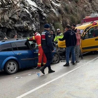 İki aracın kafa kafaya &ccedil;arpıştığı kazada 2 yaşındaki &ccedil;ocuk hayatını kaybett: 6 yaralı
