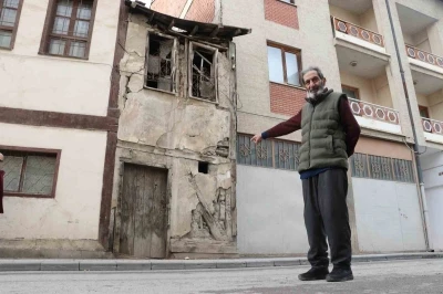 İki bina arasında sıkışan 2 metre enindeki metruk ev dikkat çekiyor
