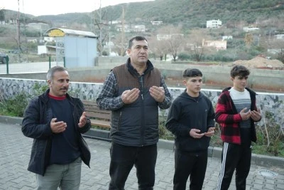 İki &ccedil;ocuğunu kaybeden muhtar k&ouml;y&uuml;ne deprem anıtı yaptırdı