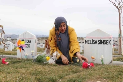 İki evladı vahşice &ouml;ld&uuml;r&uuml;len anne, bayram &ouml;ncesi evlatlarının kabrini ziyaret etti
