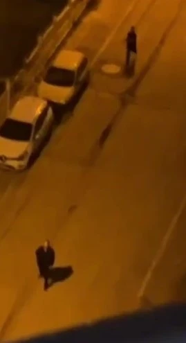 İki grup arasındaki t&uuml;fekli kavga kamerada
