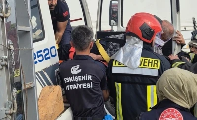 İki kamyonun karıştığı kazada sıkışan s&uuml;r&uuml;c&uuml;y&uuml; itfaiye ekipleri &ccedil;ıkardı
