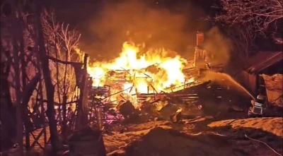 İki katlı ahşap ev alevlere teslim oldu: 1 yaralı
