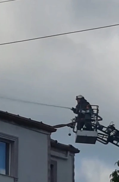 İki katlı binanın &ccedil;atısında yangın
