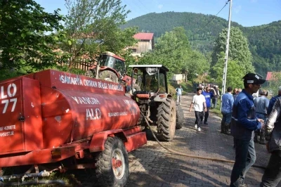 İki katlı evde &ccedil;ıkan yangına vatandaşın su tankeri ile m&uuml;dahalesi
