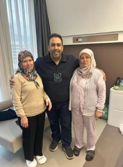İki kız kardeş kanseri aynı g&uuml;n yendi
