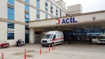 İki motosiklet kafa kafaya çarpıştı: 3 ağır yaralı
