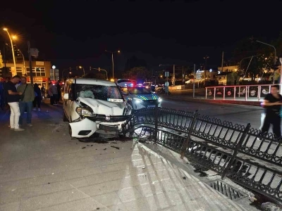 İki motosiklete &ccedil;arpan s&uuml;r&uuml;c&uuml; ortalığı savaş alanına &ccedil;evirdi: 1 &ouml;l&uuml;, 3 yaralı
