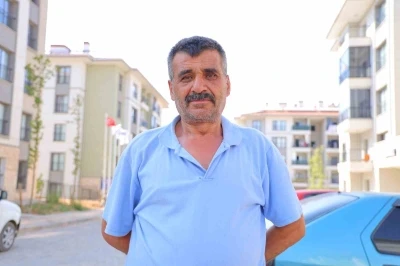 İki oğlunu kaybeden depremzede baba: &quot;Devletimiz evlerimizi yaptı&quot;
