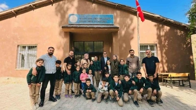 İki öğretmen binlerce kilometre yol kat ederek sınırdaki çocuklara yardım ulaştırdı
