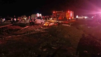 İki otomobil &ccedil;arpıştı: 1&rsquo;i ağır, 2 yaralı