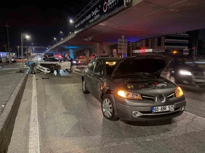 İki otomobil &ccedil;arpıştı: 1 yaralı
