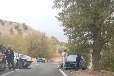 İki otomobil çarpıştı: 10 yaralı
