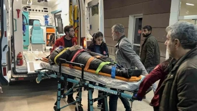 İki otomobil &ccedil;arpıştı: 2 yaralı
