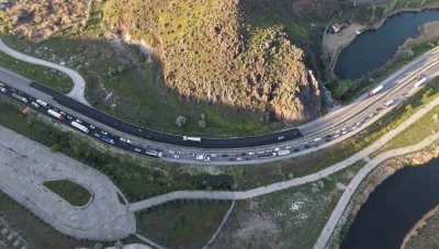 İki otomobil &ccedil;arpıştı, 3 kişi yaralandı: Trafik yoğunluğu havadan g&ouml;r&uuml;nt&uuml;lendi
