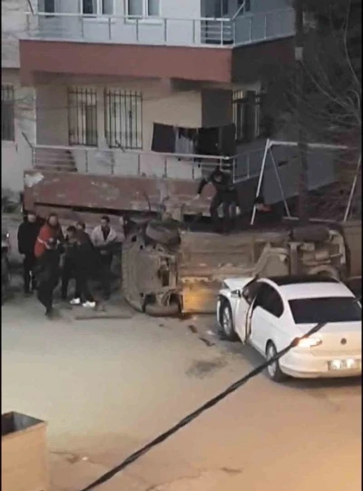 İki otomobil &ccedil;arpıştı: 3 yaralı
